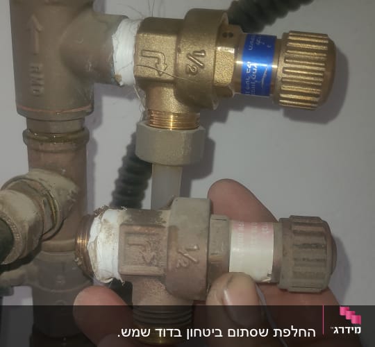 שסתומים ומחברים של דוד שמש עם צינורות